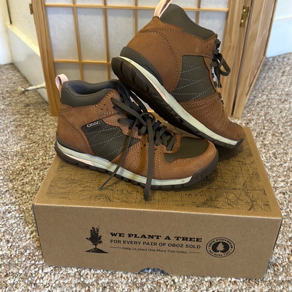 Obōz Footwear tan and brown hiking shoes size 6